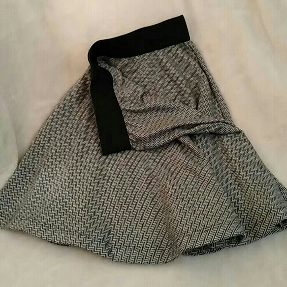 XL cute short skirt, black & white zigzag