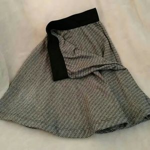 XL cute short skirt, black & white zigzag