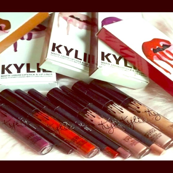 Hey ladies I have the latest Mac cosmetic ! - Picture 1 of 8