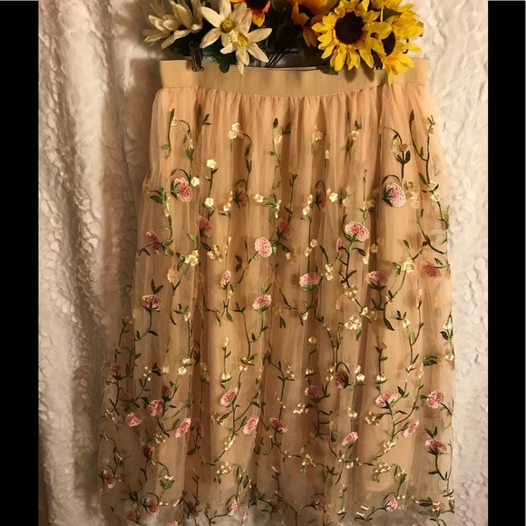 Floral Embroidered Maxi Skirt - Picture 3 of 8