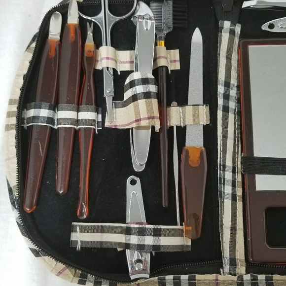 18 PIECE Zip Around Beauty Tools Set - Picture 2 of 5