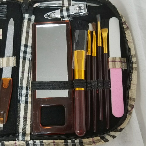 18 PIECE Zip Around Beauty Tools Set - Picture 3 of 5