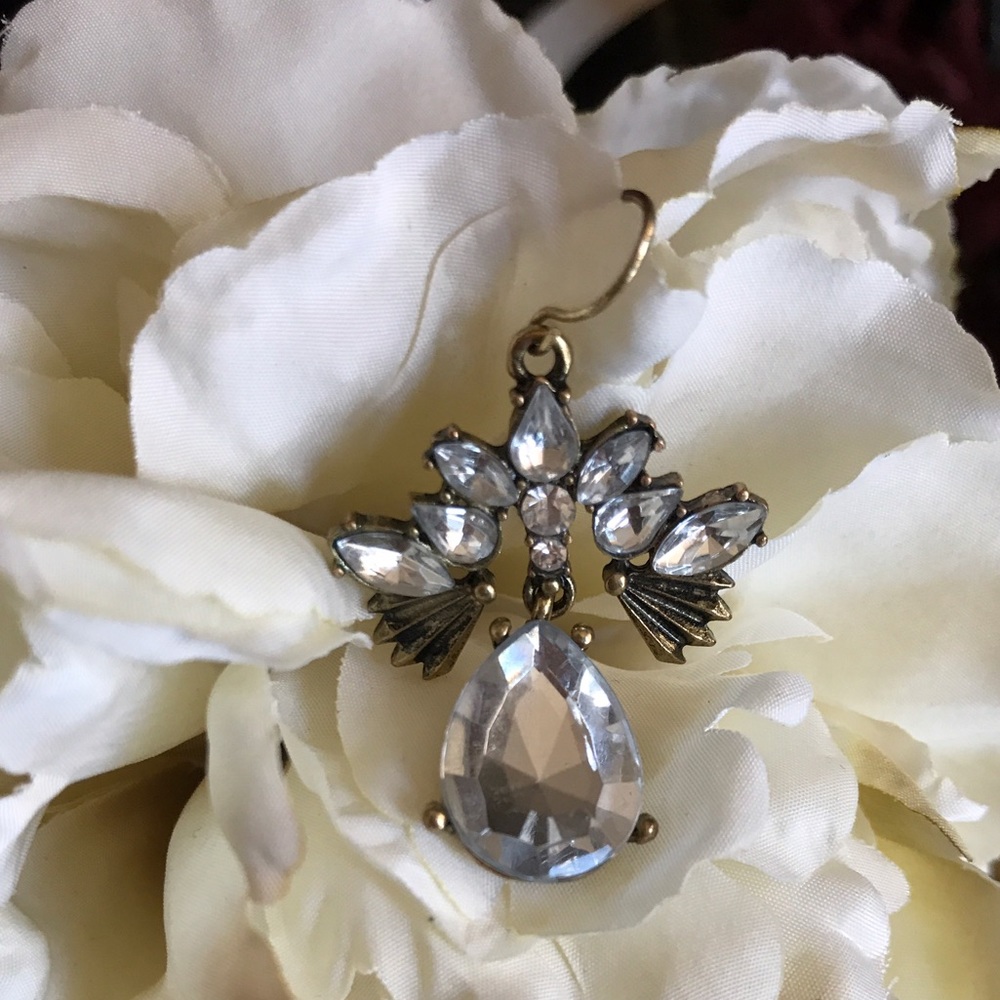 🌻Jeweled statement earrings.