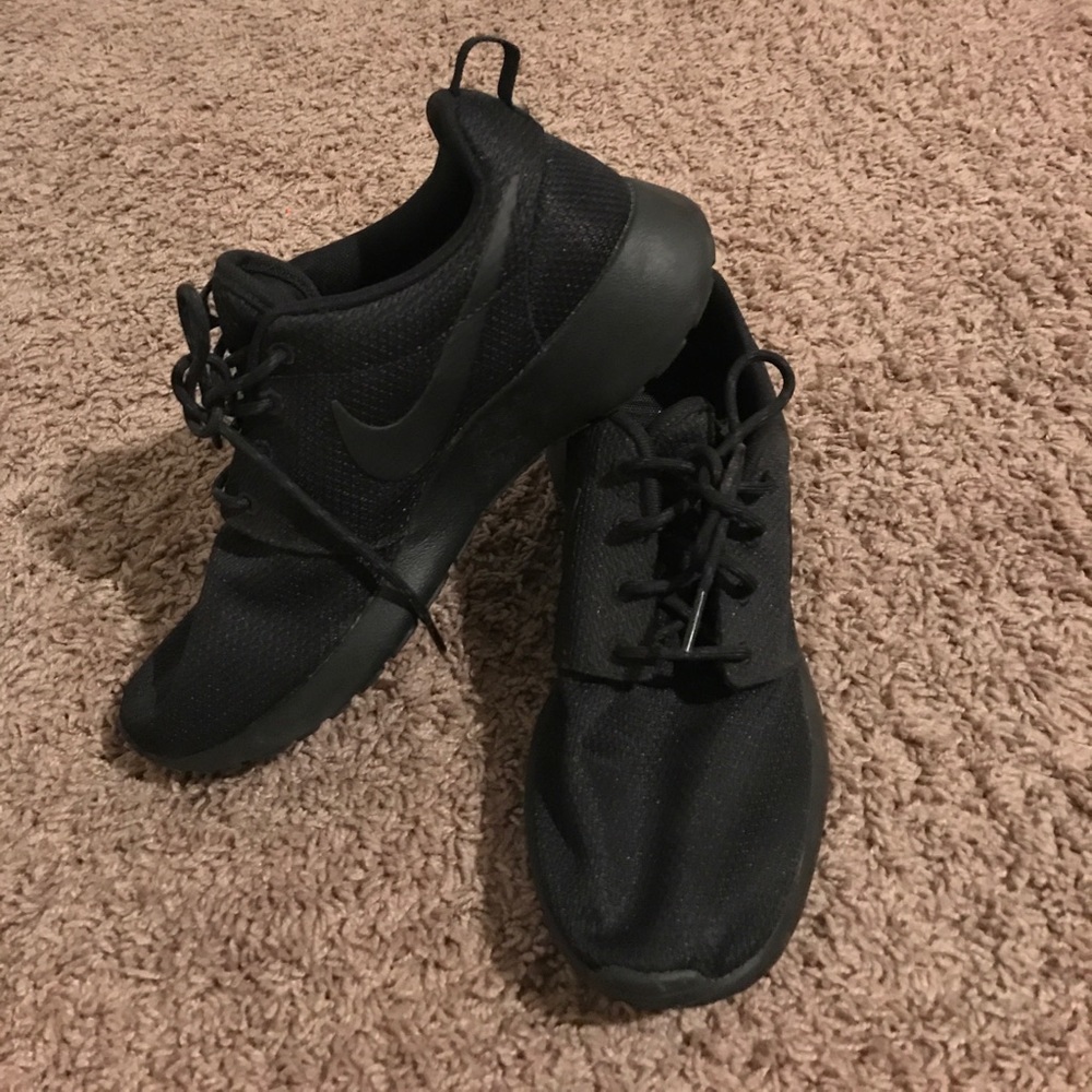 All Black Nike Roshe🖤