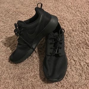 All Black Nike Roshe🖤