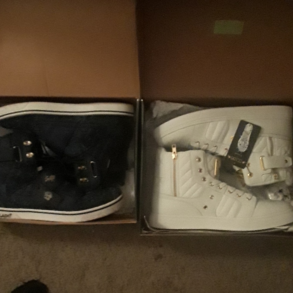 Am Selling both pair of brand new VLADO's