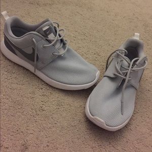 Kids Nike Roshes size 3 youth