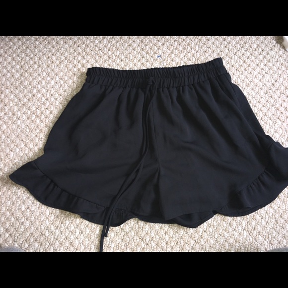 SUPER CUTE black flowy shorts - Picture 1 of 2