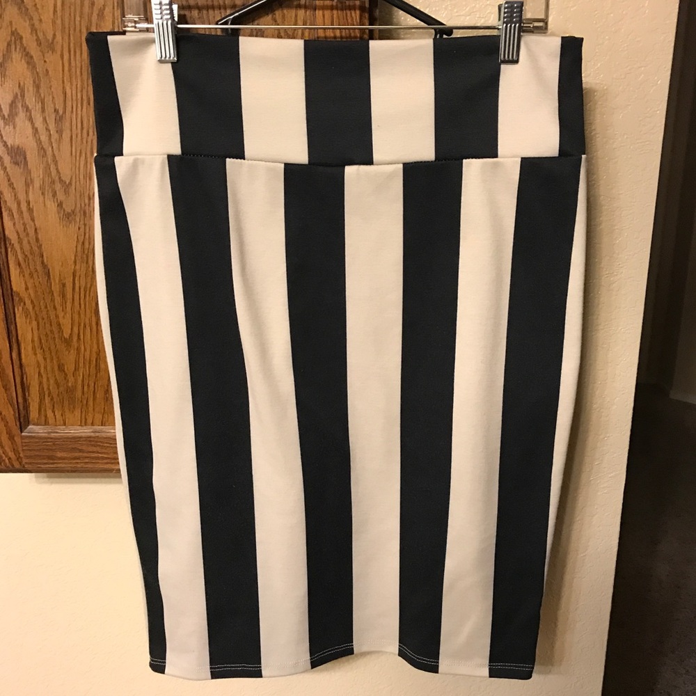 Black and Cream HTF Lularoe Cassie Large