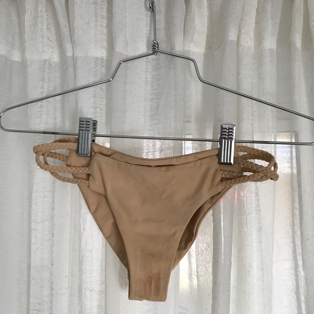 Nude Frankie's bottoms
