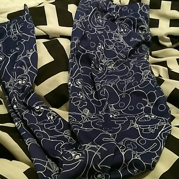 Size medium like new olaf leggings - Picture 2 of 3