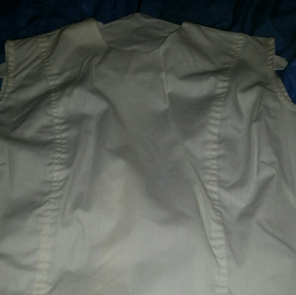 Small sleeveless and collarless button down all - Picture 3 of 3
