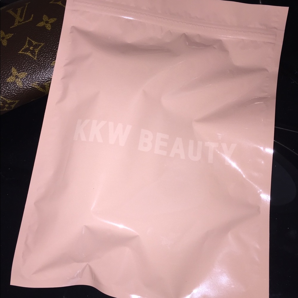 KKW beauty Light contour kit makeup concealer