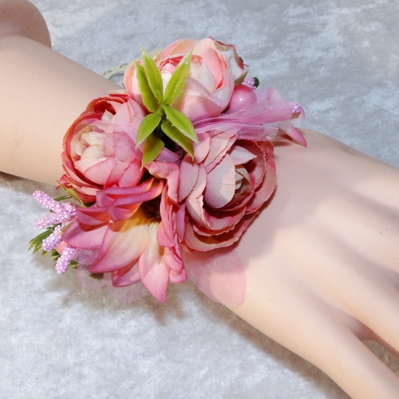 Rose Flower Bracelet Corsage - Picture 1 of 4