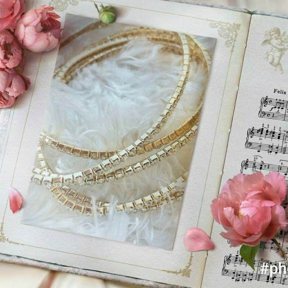 ✴️Crystal & Gold Stretch Bracelet Set✴️ - Picture 4 of 5