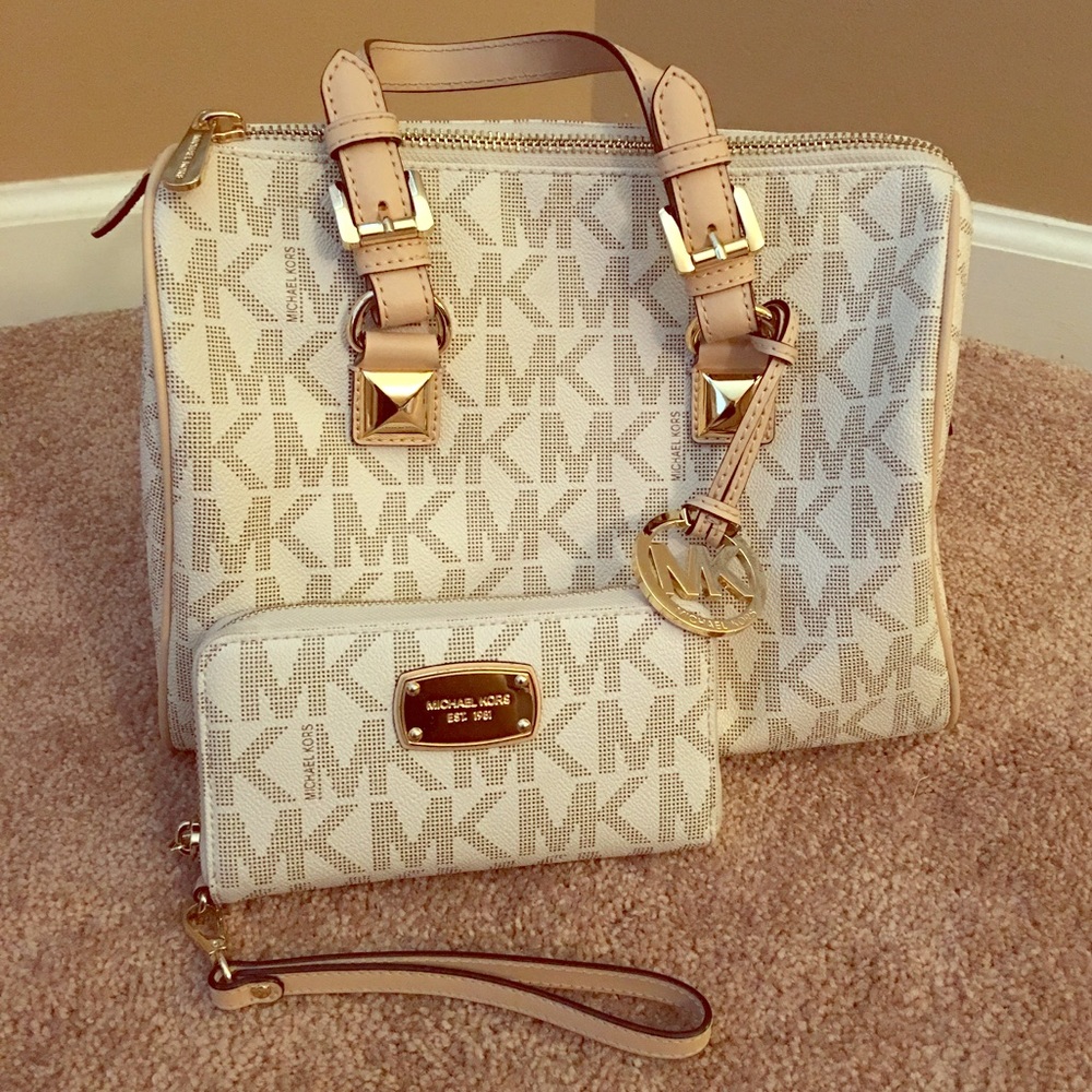 🎊🎉HOST PICK🎉🎊 Authentic Michael Kors Set