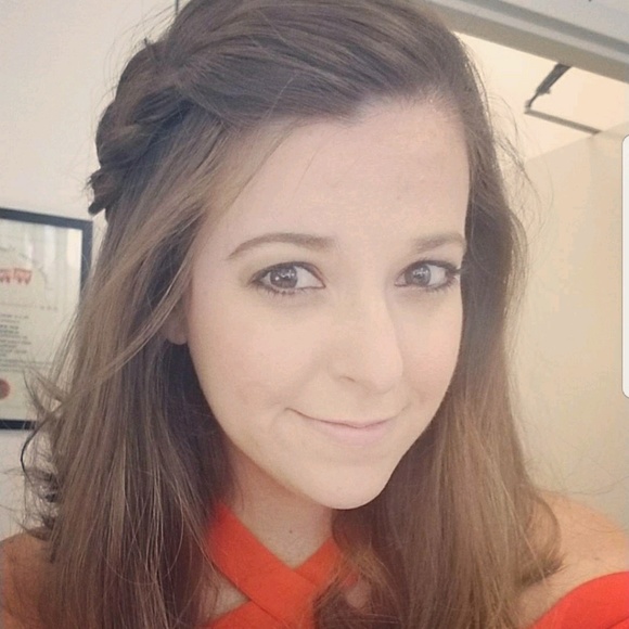 Meet your Posher, Courtney - Picture 1 of 1