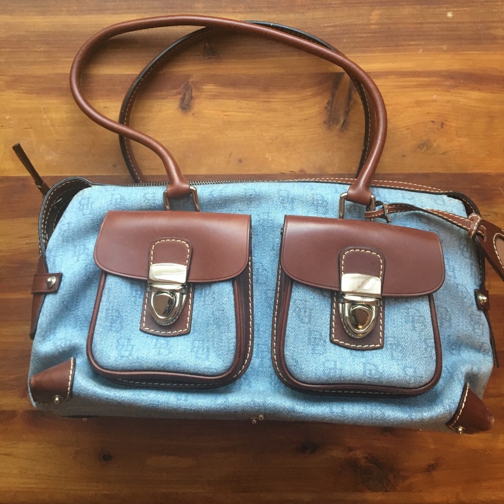 Adorable dooney and Bourke purse with pockets.