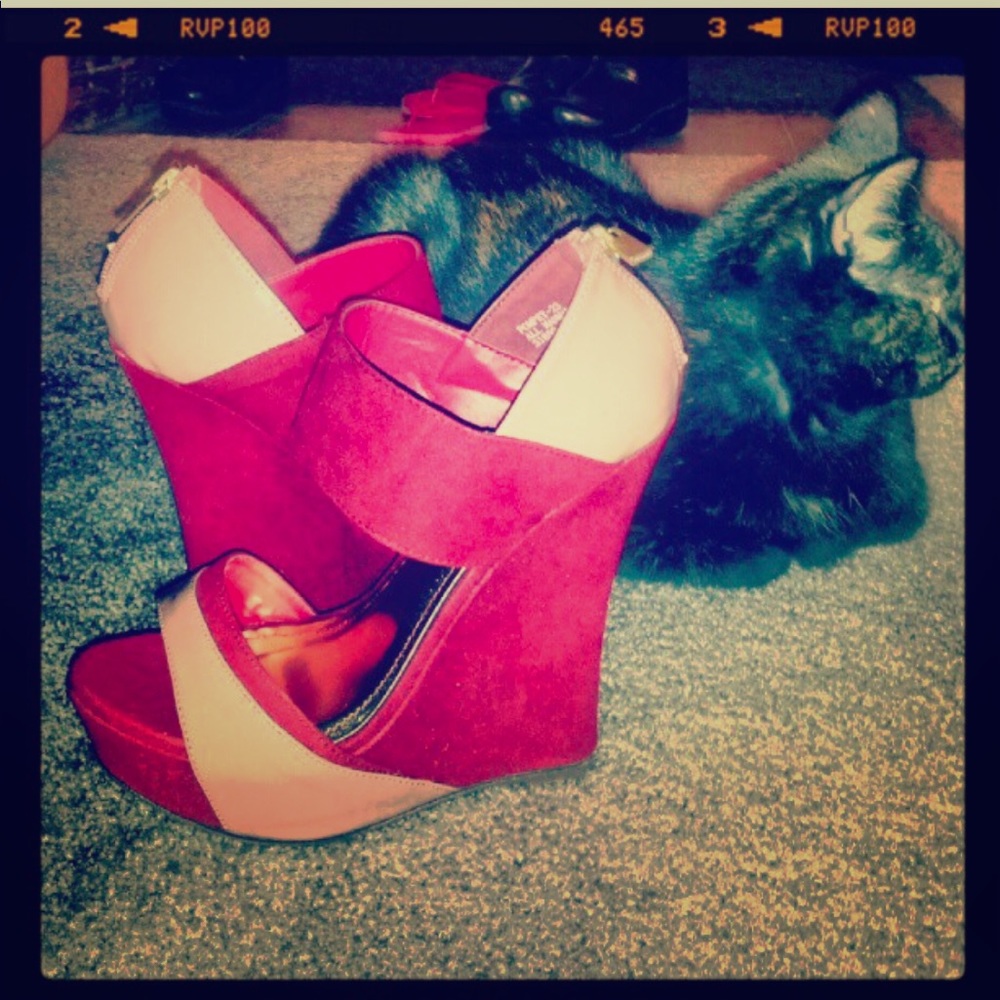 Almost new wedges, kitty cat Kallie not included