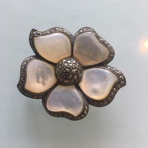 Banana Republic: Brooch