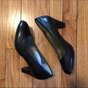 Black shoes by AETREX