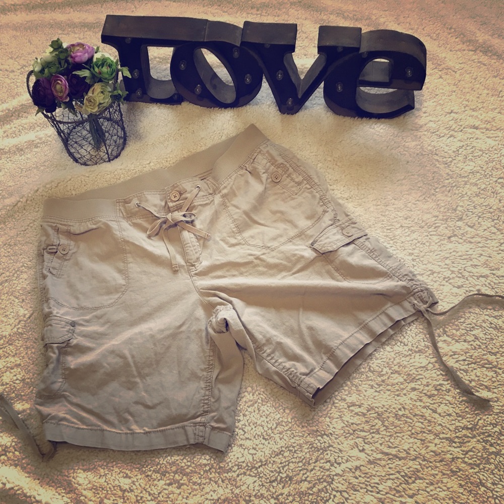 Relaxed fit Bermuda cargo linen style shorts