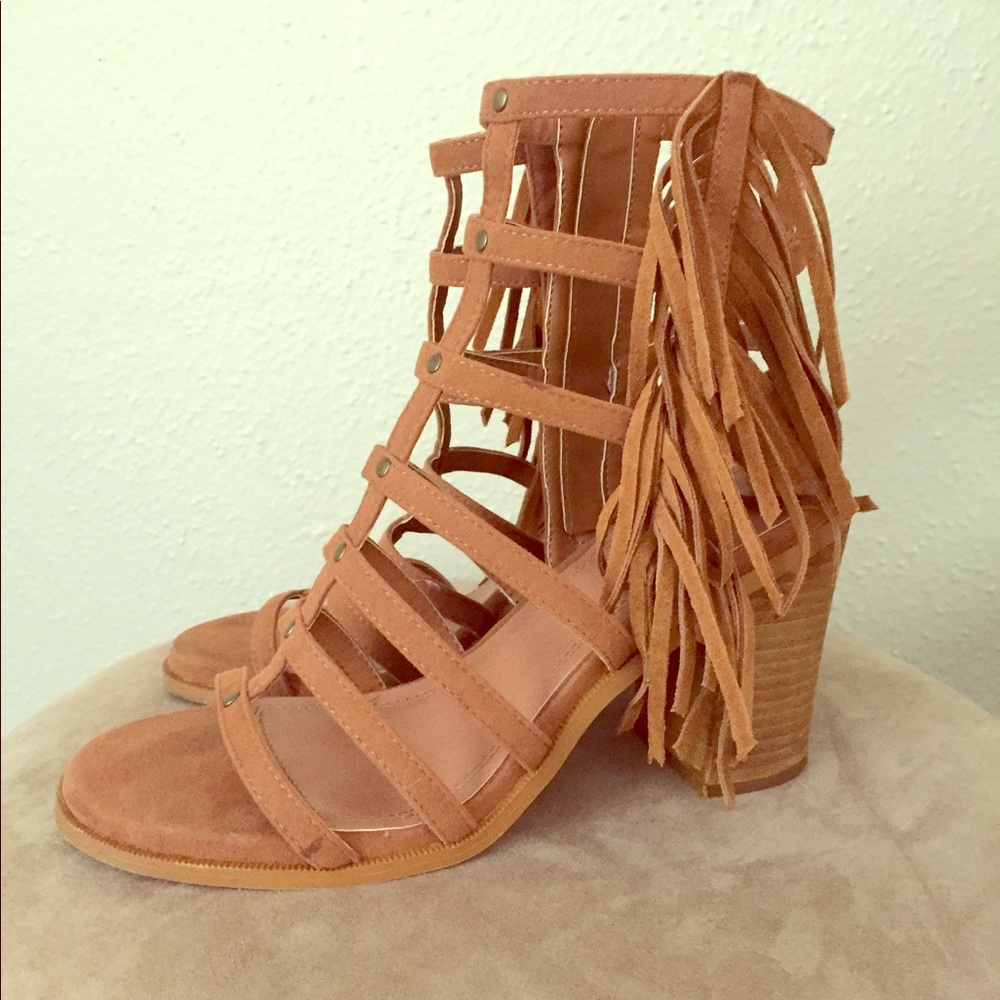 SOLD🌟Tan fringe block heel🌟