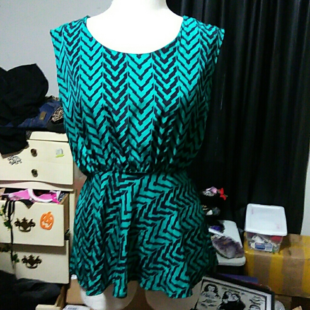 Excellent condition layered top with cute back out