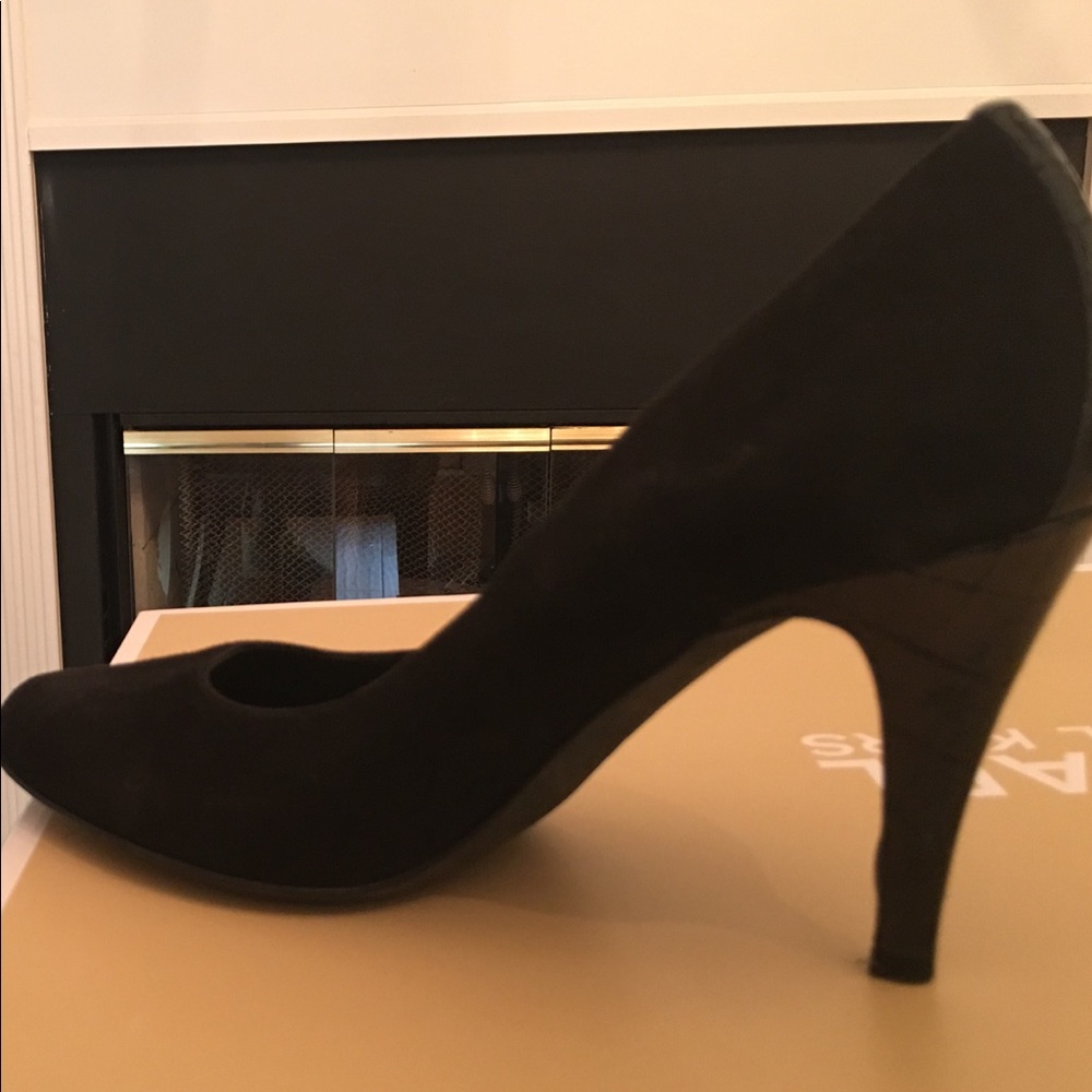 Black suede pump