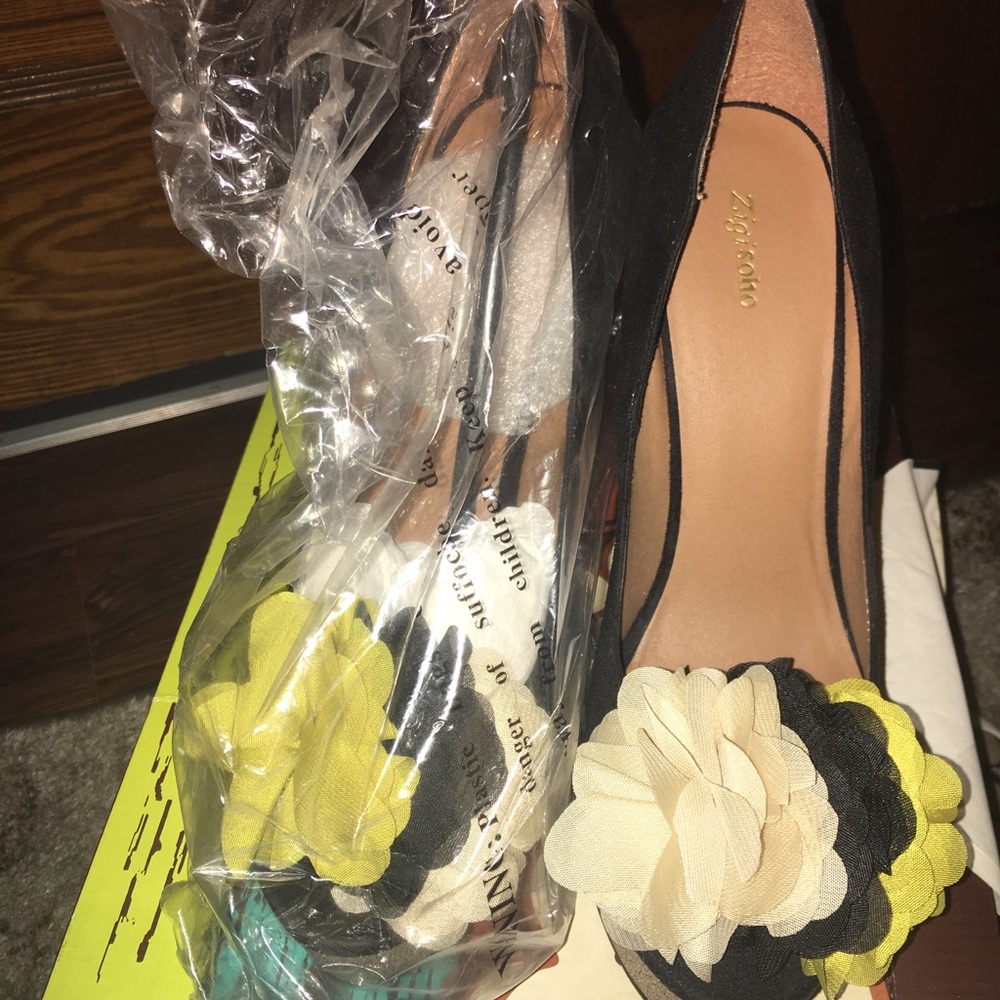 Zigi Soho.  Black and Gold glitter heels