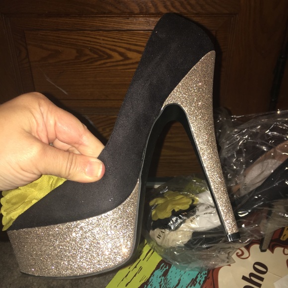 Zigi Soho.  Black and Gold glitter heels - Picture 2 of 5