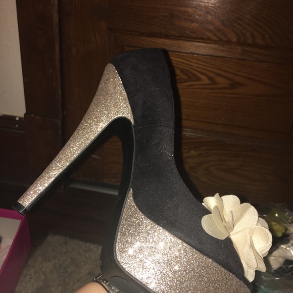 Zigi Soho.  Black and Gold glitter heels - Picture 4 of 5