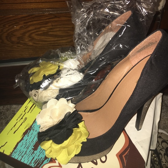 Zigi Soho.  Black and Gold glitter heels - Picture 5 of 5