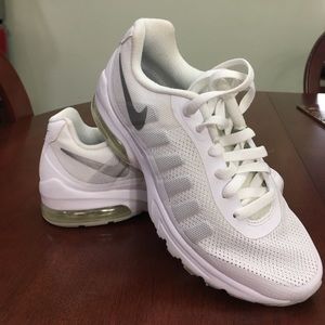 Women Nike air max invigor
