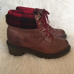 {Dr. Martens} Frieda Plaid Mid Heel Boot EUC