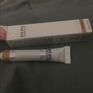 TRADE! It concealer VS Tease spray MK minis okuur