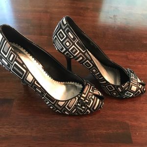 Geometric Black & Gray Pumps