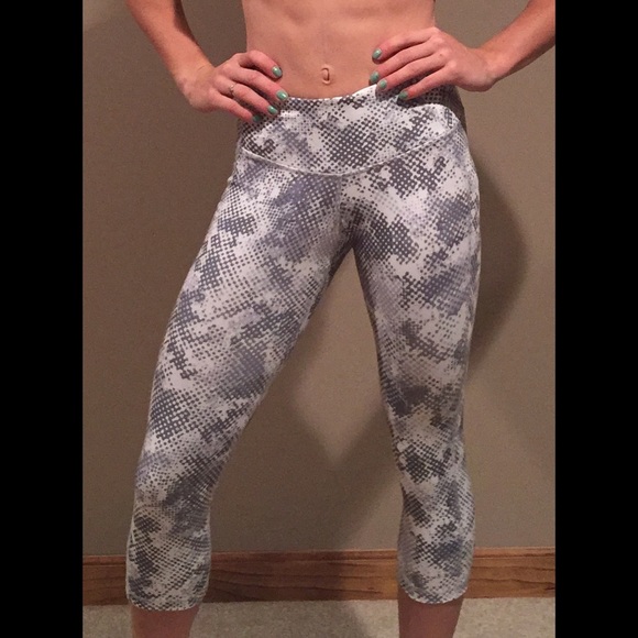 Old Navy Running Capris - Picture 1 of 2
