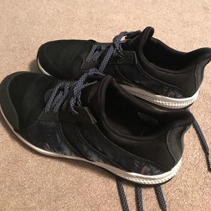 Adidas "bounce" tennis shoes