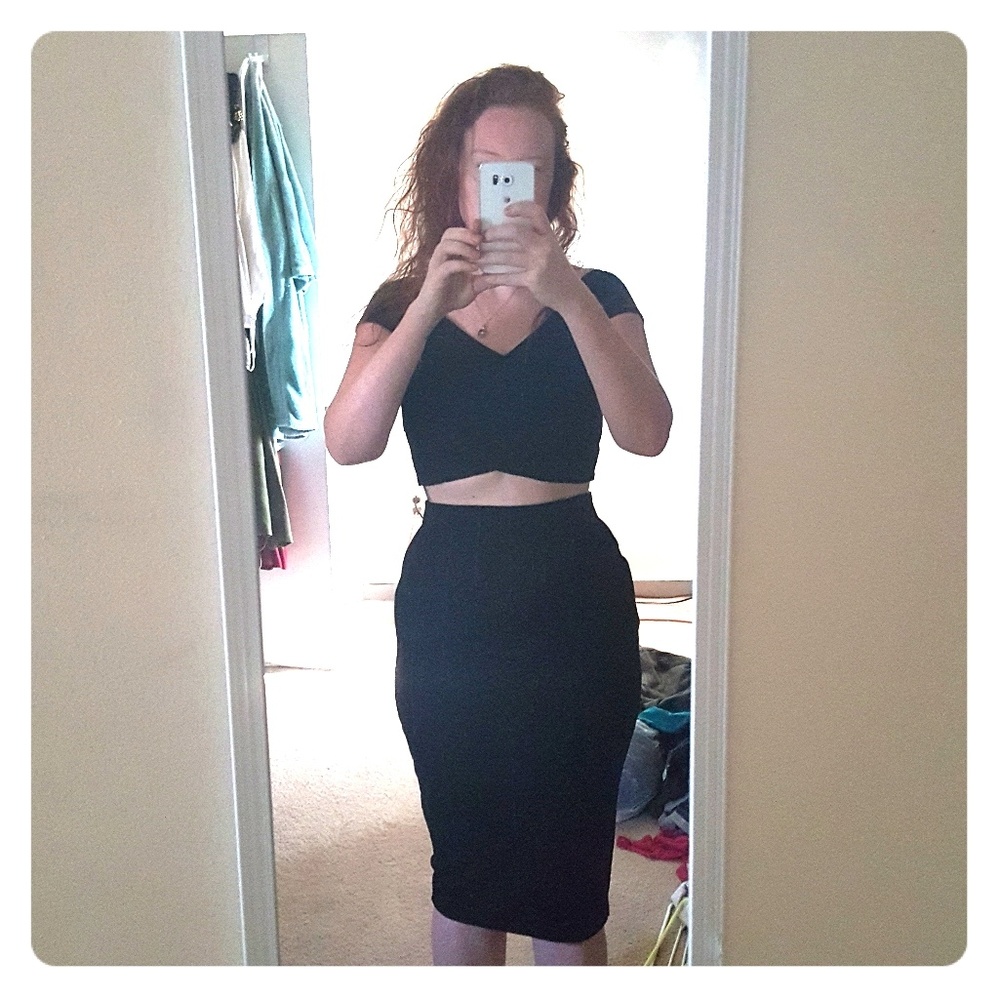 Off shoulder black crop set