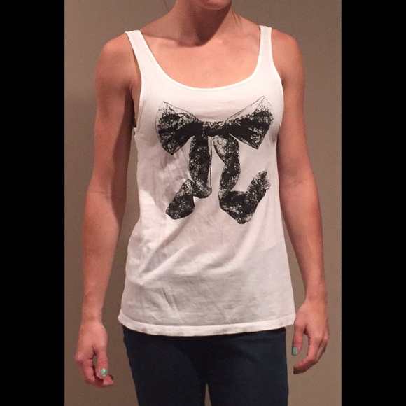 Thin white bow tank - Picture 1 of 2