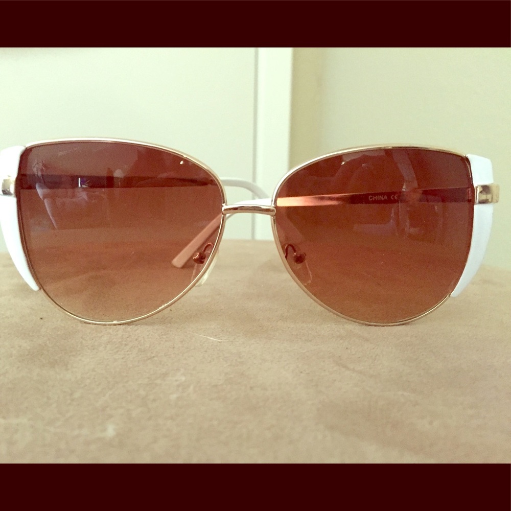 🌟White/gold sunglasses🌟
