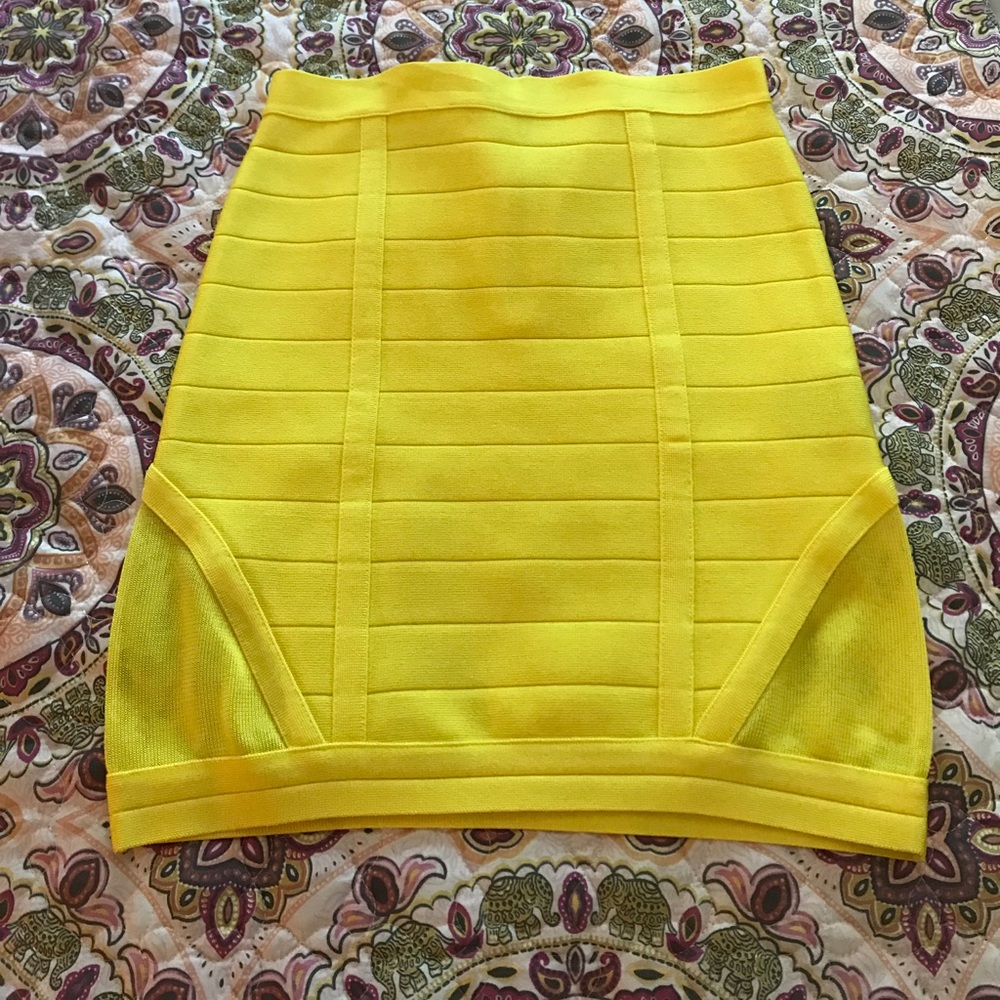 🐯 BEBE Olivia mesh peek a boo skirt