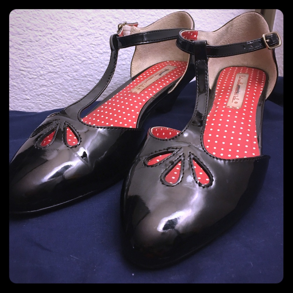 Black kitten heel heels