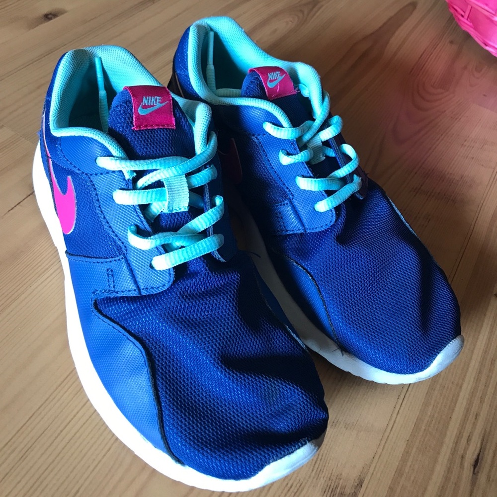 Big Girls Nike tennis shoes