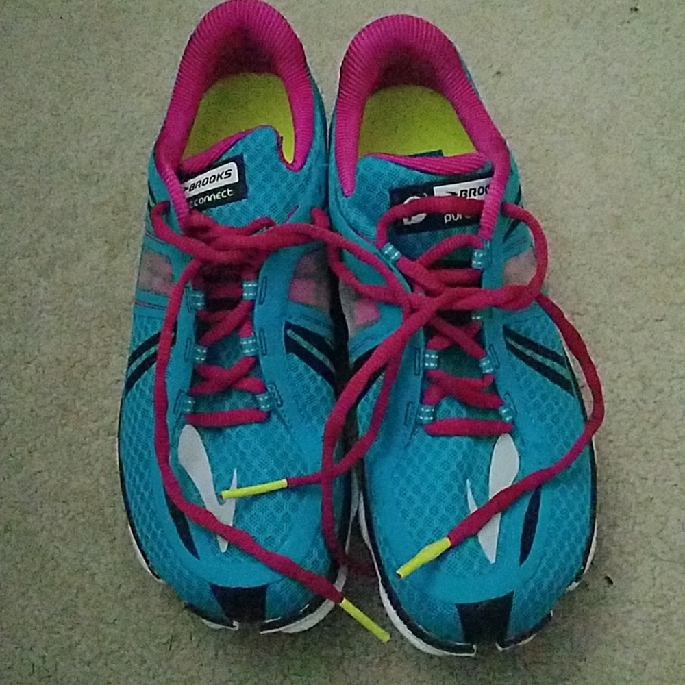 Tennis shoes