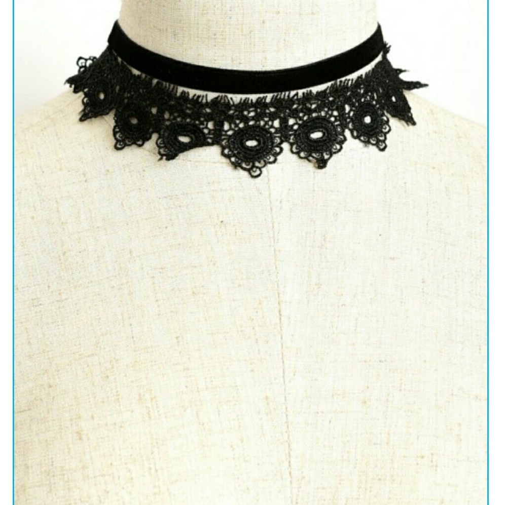 Paisley design choker