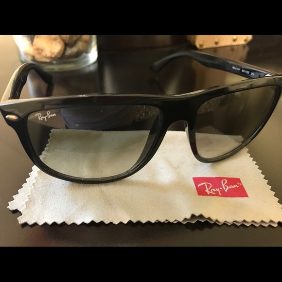 Authentic women\'s ray ban Sunglasses ?