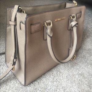 Michael Kors Bags - Michael Kors purse! 👜😍 Michael Kors Bags - Michael Kors purse! 👜😍