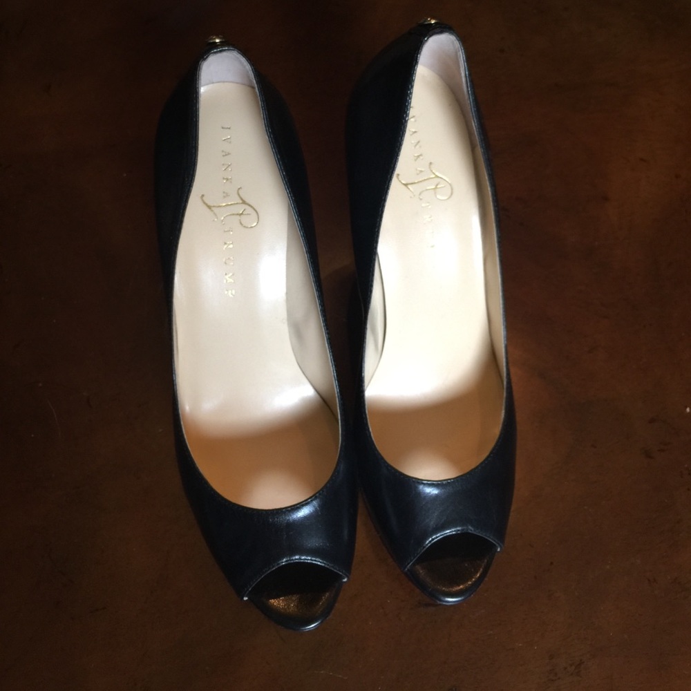 Ivanka Trump peep toe platform pump size 8.5